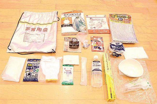水や簡易トイレなどが入った非常用袋の中身