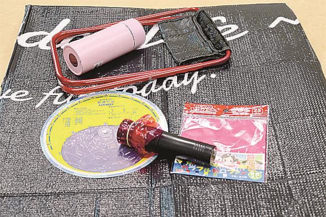 天体観測でおすすめの主な持ち物。「赤いセロハンをかぶせたライトやアウトドア用のいす、レジャーシート、水とう、星座早見盤などがあるといいですね」と本田隆行さん