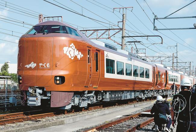 公開された特急やくもの新型車両２７３系＝大阪府東大阪市、近畿車両