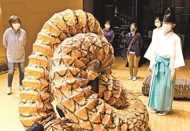 蛇胴を身に着けて動きを体験する舞姫社中のメンバー＝浜田市黒川町、石央文化ホール