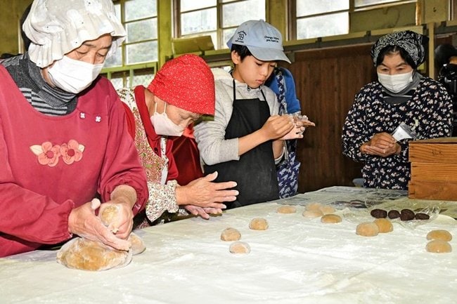 つき上がったとち餅を丸める参加者＝益田市匹見町石谷、石谷老人福祉センター