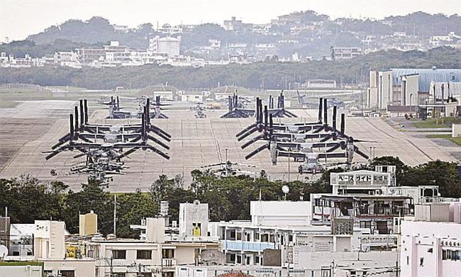 米軍普天間飛行場に駐機する米海兵隊ＭＶ２２オスプレイ＝８日、沖縄県宜野湾市