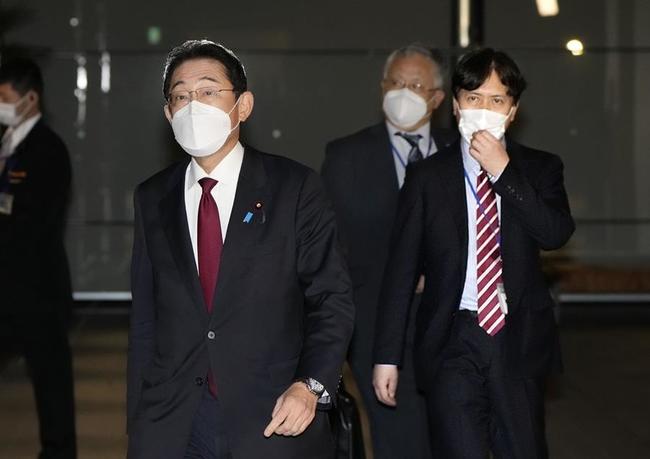 記者団の取材に臨む岸田首相。右は荒井勝喜秘書官＝３日、首相官邸