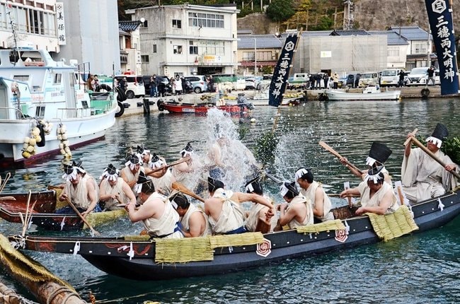 勢いよく海水を掛け合う氏子たち＝松江市美保関町美保関