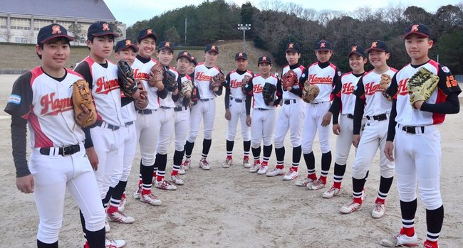 第20回日本少年野球西日本選抜優勝大会中学生の部で優勝した浜田ボーイズのメンバー=浜田市金城町七条、市金城総合運動公園