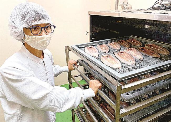 薫製装置に干物を入れる渡邊美和子常務＝出雲市浜町、渡邊水産
