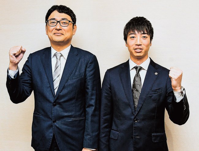 海外協力隊員として派遣される佐野一矢さん（左）と桐原勇斗さん＝出雲市今市町、市役所