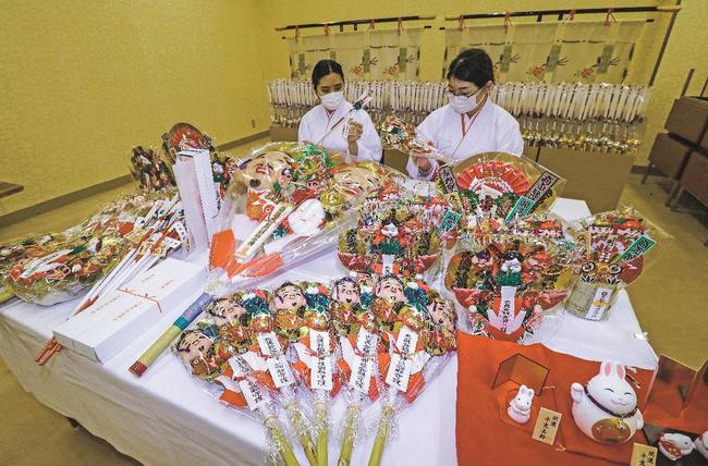 縁起物の点検作業を行うみこ＝島根県津和野町後田、太皷谷稲成神社