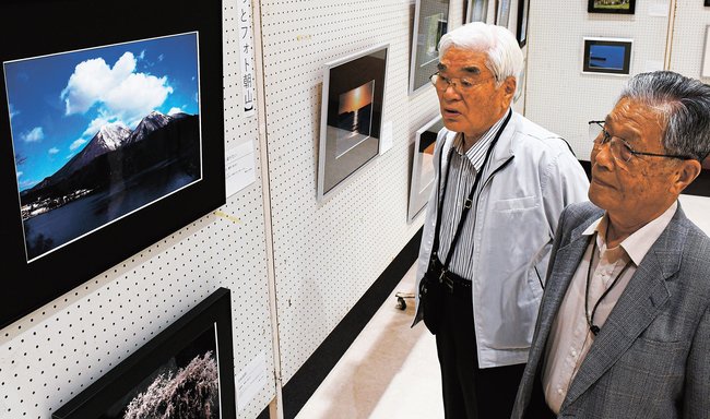 大田市の魅力を伝える写真を鑑賞する来場者＝大田市大田町、市民会館