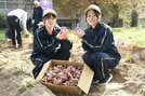 キクイモと「きくじぇら」をＰＲする矢上高生＝島根県邑南町矢上、矢上高校