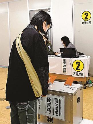 期日前投票する有権者＝松江市末次町、市役所