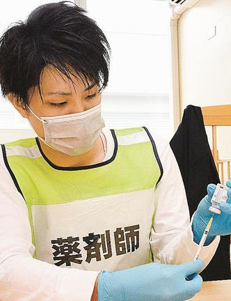 モデルナ社製ワクチンを注射器に入れる薬剤師＝米子市糀町１丁目、鳥取県西部総合事務所