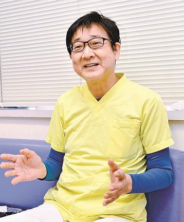 「かかりつけの歯科を決めて定期的にメンテナンスに通ってほしい」と呼び掛ける田原院長＝出雲市知井宮町、田原歯科医院