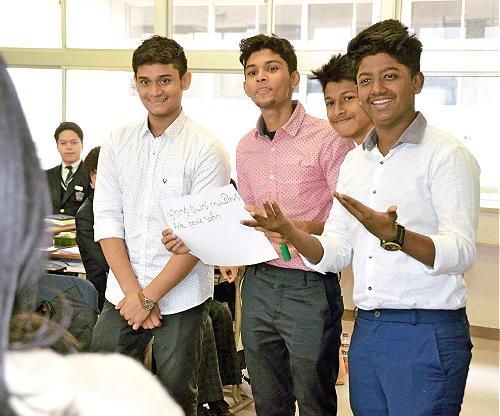英語の授業で、故郷の言葉を紹介するインドの高校生たち