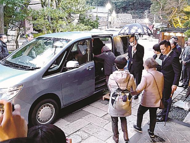 「自治体ライドシェア」で送迎を依頼し、車両に乗り込む利用者＝２月２９日、石川県小松市