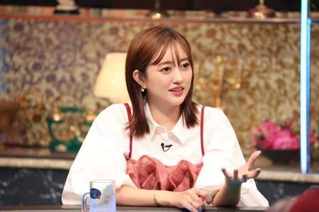 17日放送のフジテレビ系『酒のツマミになる話』に出演する菊地亜美 （C）フジテレビ