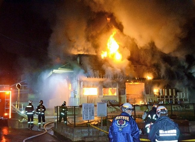 炎を上げ、激しく燃える倉庫＝２日午後９時３２分、松江市乃木福富町