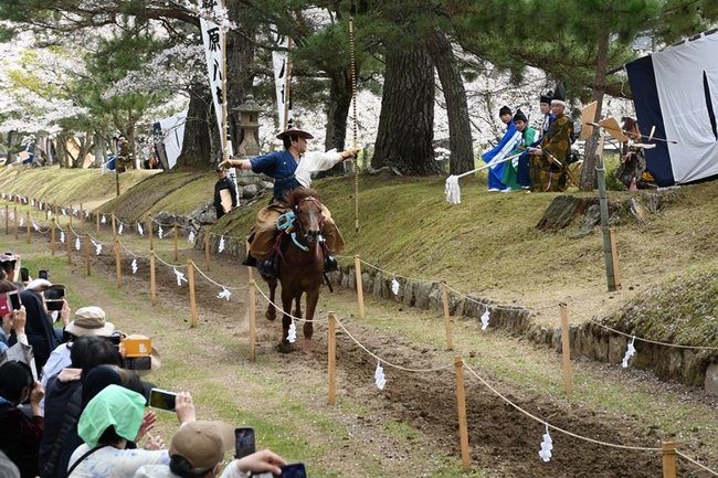 馬上から弓を放ち、命中させる射手＝島根県津和野町鷲原、鷲原八幡宮