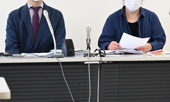 記者会見で提訴に至った経緯を説明する原告の保護者＝松江市内