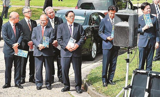 自民候補の第一声に駆け付けた島根１区内の首長ら。島根県の丸山達也知事は出席を見送った＝松江市殿町、島根県庁