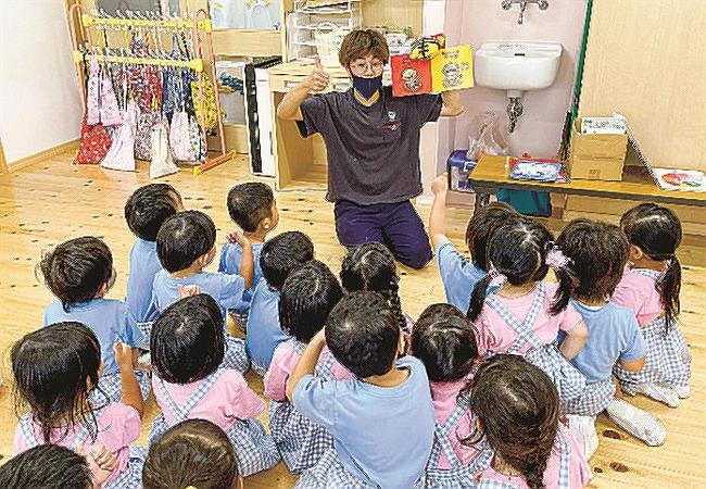 滑石保育園の保育士と園児＝長崎市（同保育園提供）