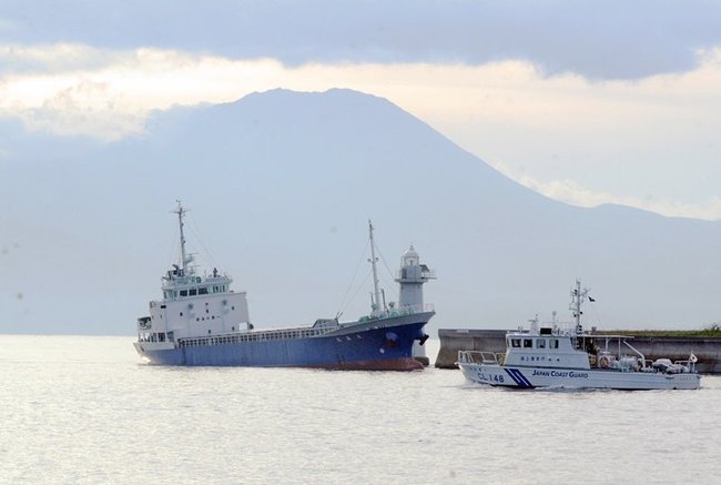 護岸に乗りあげた貨物船「大泰丸」（左）＝松江市美保関町福浦付近から撮影