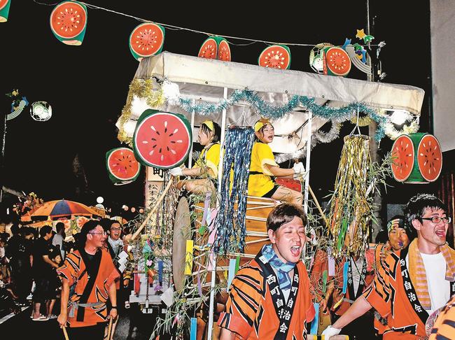 商店街を練り歩く七夕行列＝雲南市大東町大東