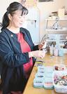 オルゴナイトを制作する渡部明子さん＝出雲市内