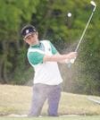 息子の颯真に刺激を受けながら技術を磨く三原明典＝４月２３日、島根ゴルフ倶楽部