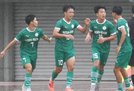 【準決勝・益田東－立正大淞南】後半１２分、先制点を決め、チームメートと喜ぶ益田東のＦＷ和井元孝介（左から２人目）＝島根県立浜山公園陸上競技場