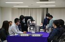 開票作業を始める村職員たち＝２３日午後８時１分、知夫村役場