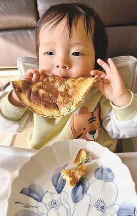 豪快にパクッ！（読者提供）