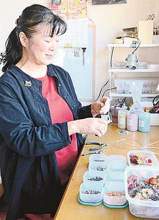 オルゴナイトを制作する渡部明子さん＝出雲市内