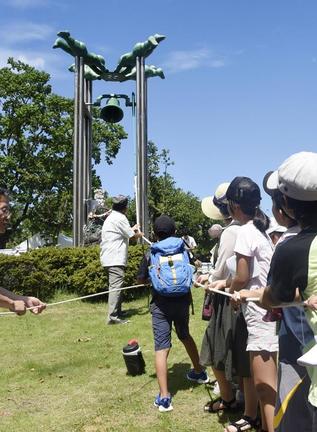 長崎市の平和公園で「長崎の鐘」を鳴らす子どもたち＝２０１９年８月