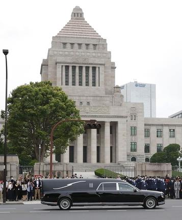 国会前を通過する安倍元首相のひつぎを乗せた車＝１２日午後