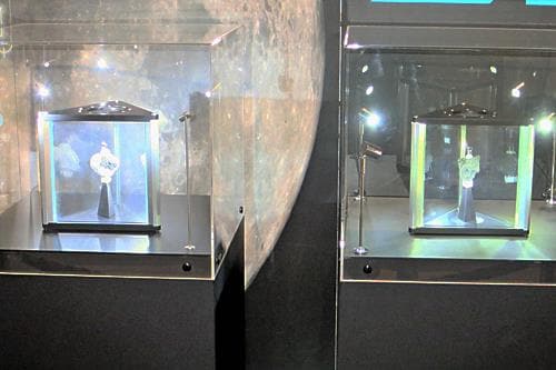 月の高地の石（左）と海の石。海の石は９月２９日まで展示