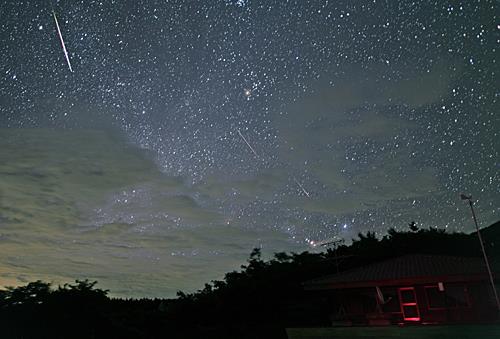 明け方に見えたペルセウス座流星群の流星＝２０１８年８月１３日、大田市の三瓶自然館サヒメルで撮影（さつえい）