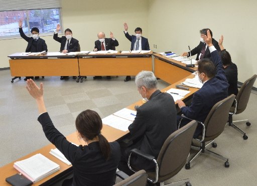 島根原発２号機の早期再稼働を求める陳情の採択に賛成する委員たち＝松江市末次町、市役所