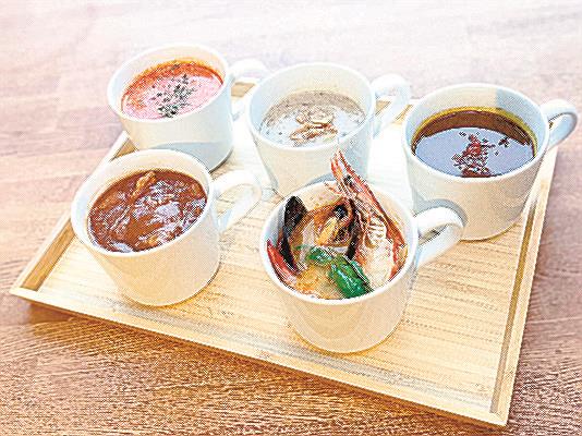 ランチメニューの５種のスープ（左から、エビのビスク、ホロホロ豚のシチュー、キノコとタマネギのポタージュ、世界三大スープトムヤムクン、スパイスカレー）