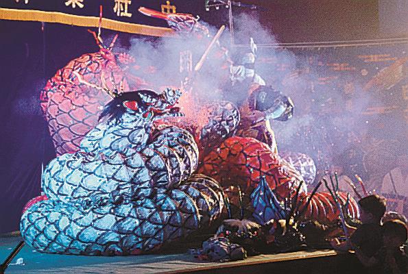 深川八幡祭りに出演する岡見神遊座による「大蛇」（浜田市提供）