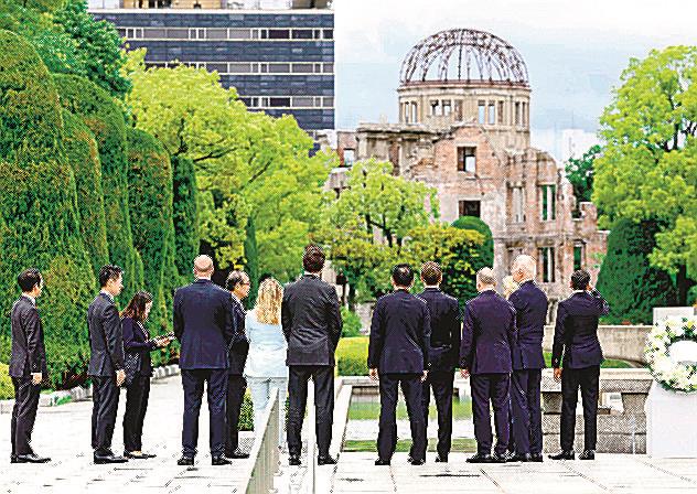 Ｇ７広島サミットに合わせて訪れた平和記念公園で説明を受ける各国首脳たち＝１９日、広島市（代表撮影）
