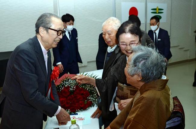 文化勲章受章後に帰省し、 小学校時代の同級生との再会を喜ぶ澄川喜一さん（左）＝２０２０年１２月、島根県吉賀町六日市