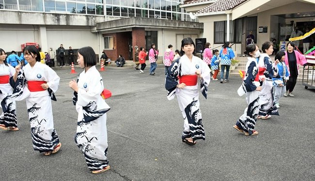 軽快な五箇村音頭を披露する中学生ら＝島根県隠岐の島町郡、五箇生涯学習センター