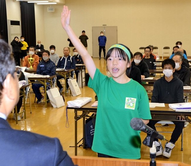 選手宣誓する松江の日野夏愛選手＝益田市遠田町、ジュンテンドー研修センタージャストホール