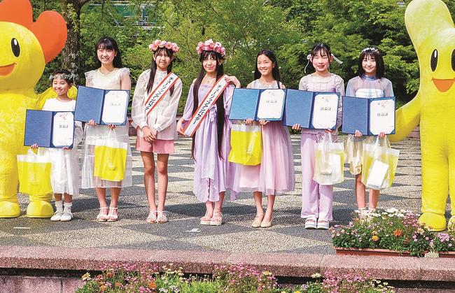 とっとり花回廊や季節の花々のＰＲ役として就任したアンバサダー＝鳥取県南部町鶴田、とっとり花回廊