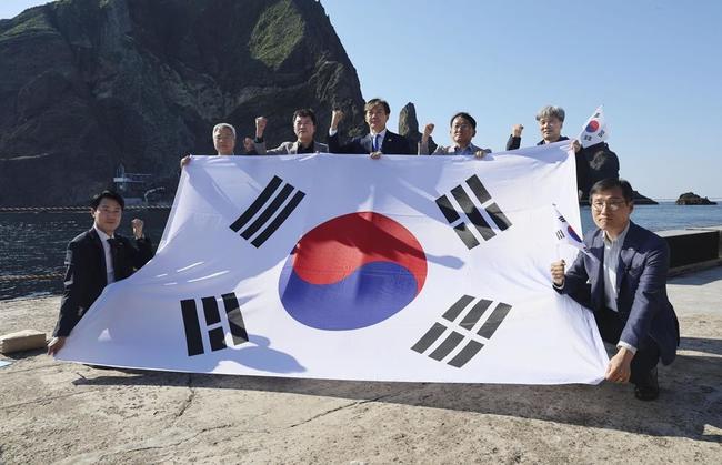 １３日、島根県の竹島に上陸した韓国野党「祖国革新党」の曺国代表（中央）ら（同党提供・共同）