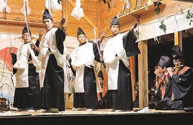 勇壮な八神を舞う島後久見神楽保持者会の会員たち＝島根県隠岐の島町久見、伊勢命神社
