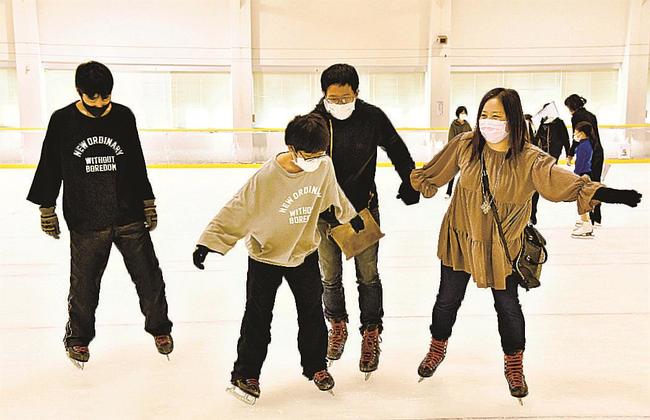 アイススケートを楽しむ来場者＝浜田市上府町、サン・ビレッジ浜田