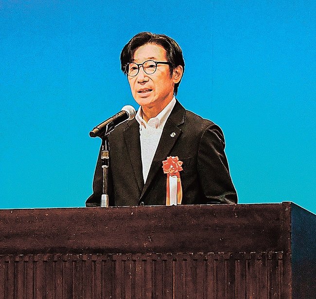 あいさつする藤原昌之会長＝雲南市木次町里方、チェリヴァホール