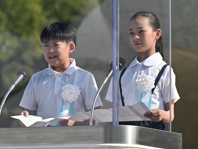 平和記念式典で「平和への誓い」を読み上げる、子ども代表の佐々木駿さん（左）と関口千恵璃さん＝６日、広島市中区の平和記念公園